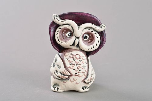 Dekorative Figur aus Porzellan mit Acrylfarben bemalt handmade Eule mit Hut - MADEheart.com