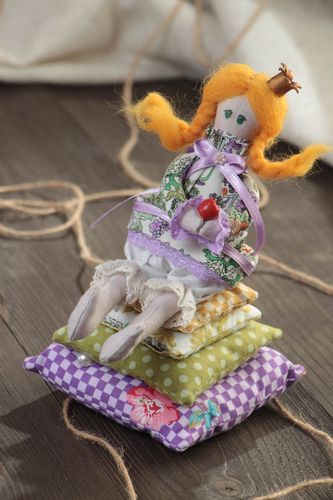 Muñeca artesanal decorativa hecha a mano de algodón y lino Princesa y guisante - MADEheart.com