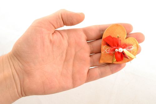 Керамический магнит на холодильник сердце с бантиком  - MADEheart.com