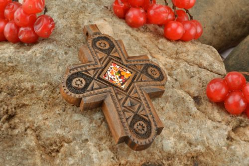 Cruz decorativa de madeira artesanal - MADEheart.com