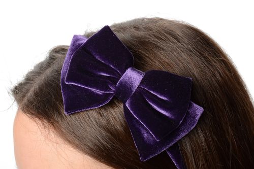 Corona para el pelo con lazo de terciopelo de color violeta artesanal - MADEheart.com