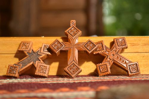 Cruces artesanales de madera recuerdos religiosos regalo para amigos 3 piezas - MADEheart.com