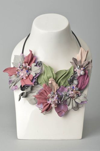 Collier avec fleurs cuir naturel Bijou fait main volumineux Cadeau pour femme - MADEheart.com