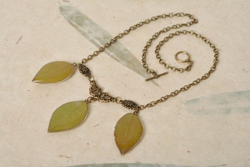Grünes Collier aus Epoxidharz mit Blättern an Kette Künstler Handarbeit - MADEheart.com