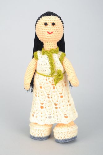Muñeca tejida a mano - MADEheart.com