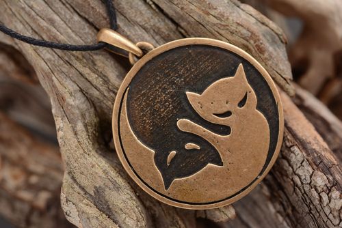 Ciondolo gatto yin yang in metallo fatto a mano pendente originale etnico - MADEheart.com