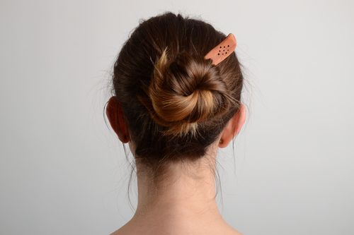 Horquilla para el pelo tallada a mano de madera teñida accesorio artesanal - MADEheart.com