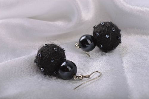Boucles doreilles noires laine feutrée boules perles de rocaille faites main - MADEheart.com