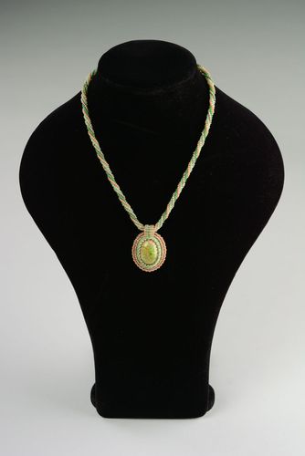 Collier en perles de rocaille avec pendentif en variscite - MADEheart.com