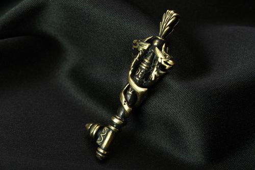 Pendentif en métal fait main Clef avec dragons - MADEheart.com