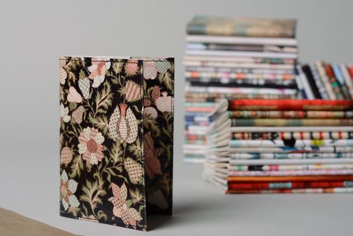 Étui pour passeport en faux cuir avec imrimé fleurs fait main pour femme - MADEheart.com