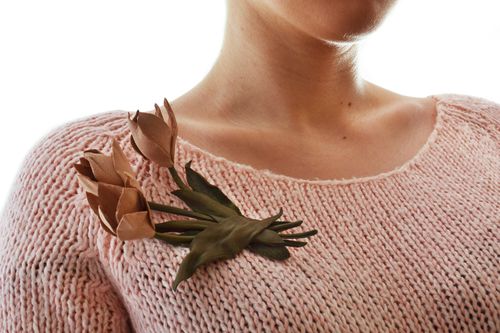 Broche de cuero artesanal grande con forma de tulipanes de color beige - MADEheart.com