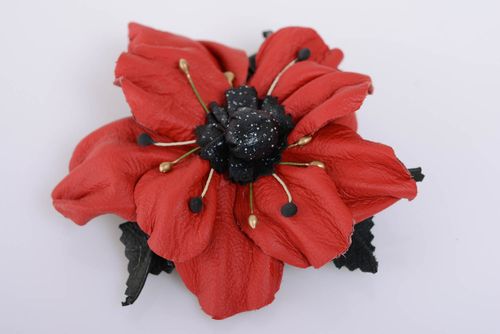 Broche de cuero artesanal rojo con forma de flor grande - MADEheart.com