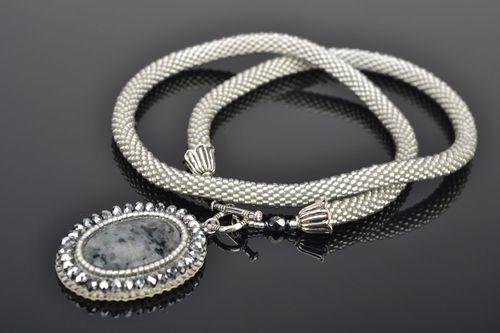 Collier en perles de rocaille et pierre naturelle fait main - MADEheart.com