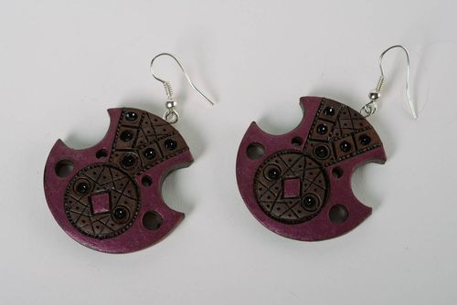 Bemalte handgemachte lila Ohrringe aus Ton mit Anhängern Damen Schmuck  - MADEheart.com