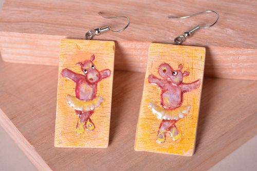 Orecchini belli in argilla fatti a mano accessorio originale con ippopotamo - MADEheart.com