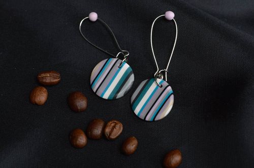 Boucles doreilles rondes en pâte polymère faites main rayées pendantes - MADEheart.com