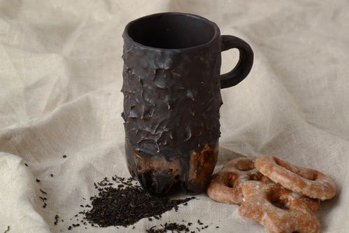 Taza de arcilla esmaltada hecha a mano poco común grande negra de 500 ml - MADEheart.com