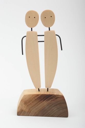 Handmade Deko aus Naturmaterialien Holz Deko geschnitzte Holzfigur  Zwillinge - MADEheart.com