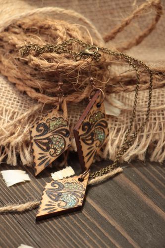 Boucles doreilles Pendentif fait main losanges de bois Accessoires femme - MADEheart.com