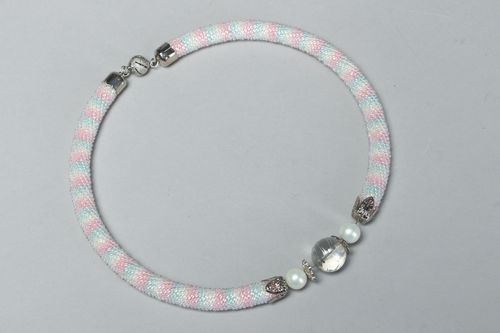 Collier spirale en perles de rocailles et pierres naturelles fait main - MADEheart.com