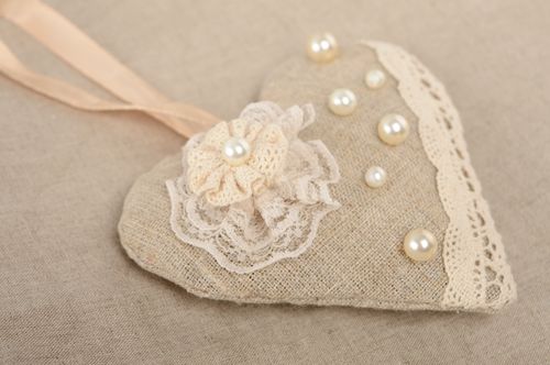 Décoration en tissu à suspendre coeur en lin  - MADEheart.com