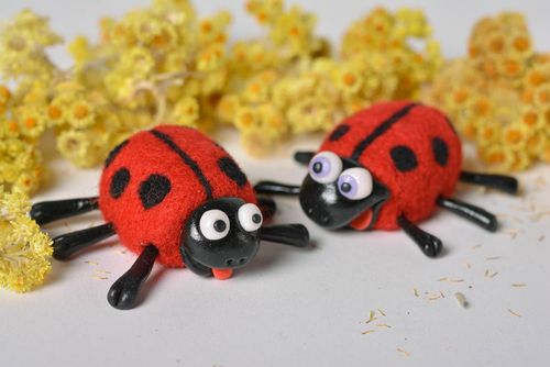 Figurines coccinelles Petits jouets faits main pâte polymère laine Déco maison - MADEheart.com