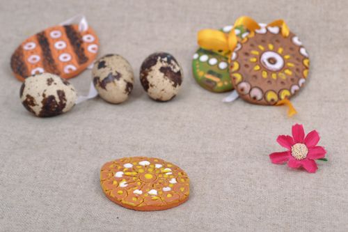 Aimant frigo artisanal dargile naturelle fait main ovale avec ornement peint - MADEheart.com