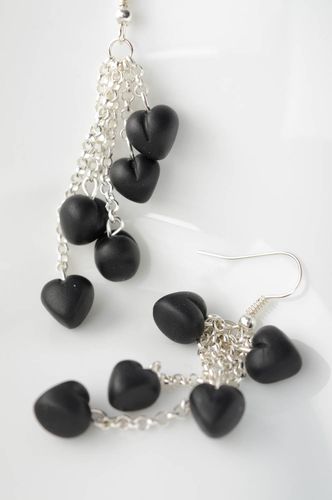 Pendientes con dijes de arcilla polimérica Corazón negro - MADEheart.com