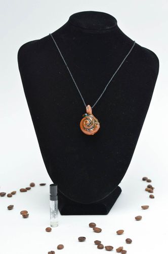 Schöner Aroma Anhänger aus Ton für Duftöl handmade Schmuck für Frauen Muschel  - MADEheart.com