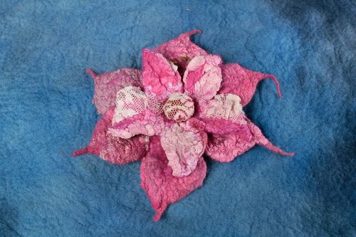 Handmade Blumen Brosche Haar Spange Schmuck für Frauen aus Wolle gefilzt rosa - MADEheart.com