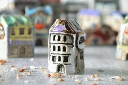 Originelle Figurine Haus aus Keramik - MADEheart.com