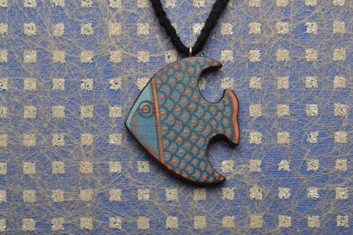 Collier pendentif en bois Petit poisson - MADEheart.com