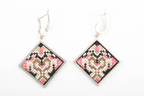 Boucles doreilles pendantes Bijoux fait main en argent brodé Cadeau pour femme - MADEheart.com