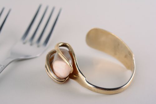 Pulsera de metal hecha a mano de tenedor original para mujeres con piedra - MADEheart.com