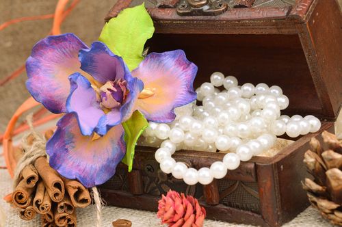 Violette Wildleder Brosche Blume Orchidee handgemacht mit Glaskugeln  - MADEheart.com