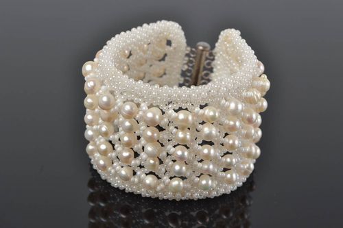 Large bracelet en perles de rocaille et perles deau douce blanc fait main - MADEheart.com