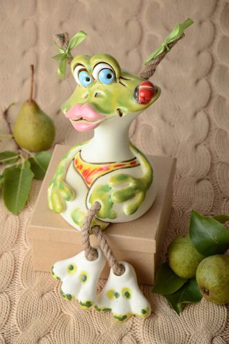 Salvadanaio in argilla fatto a mano figurina simpatica elemento decorativo - MADEheart.com