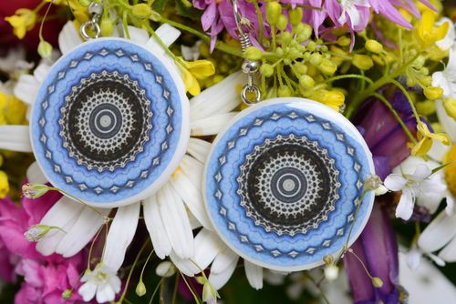 Pendientes redondos de arcilla polimérica artesanales originales étnicos azules - MADEheart.com