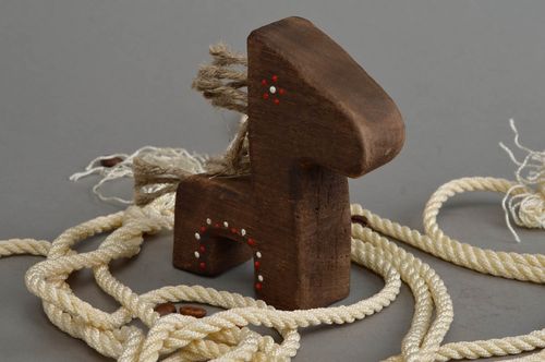 Figurine en bois de pin et cordons de lin faite main écologique Cheval - MADEheart.com