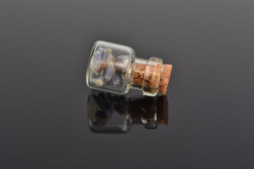 Colgante artesanal original con forma de bote de cristal con alhucema adentro - MADEheart.com