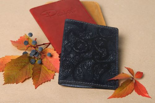 Estuche para pasaporte hecho a mano negro regalo original accesorio de hombre  - MADEheart.com