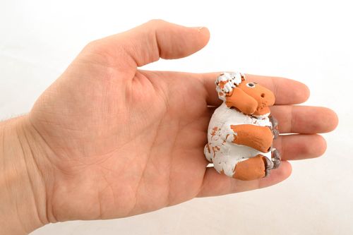 Figurilla de barro hecha mano con forma de ovejita - MADEheart.com
