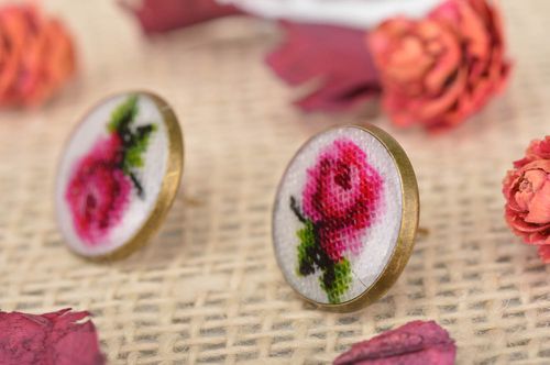 Pendientes hechos a mano de metal bordados aretes de moda accesorio de mujer - MADEheart.com