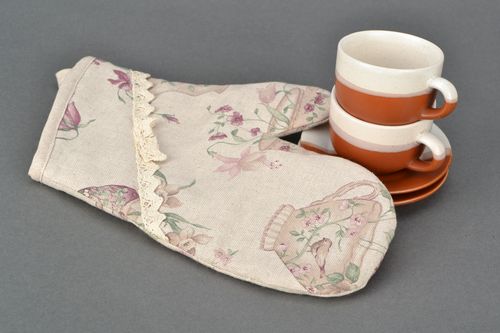 Oven mitt sewn of cotton and polyamide fabric - MADEheart.com
