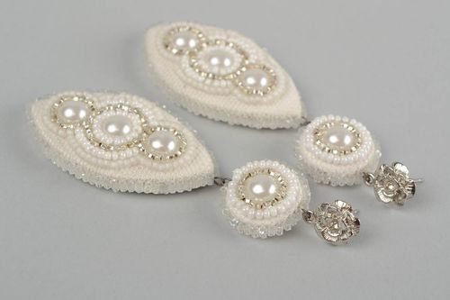 handgemachte Ohrringe aus Glasperlen Halbkugeln Textilbasis mit Metallohrhaken - MADEheart.com