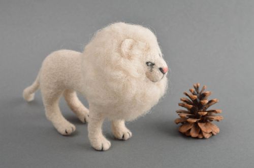 Jouet lion blanc Peluche faite main en laine feutrée Cadeau pour enfant - MADEheart.com