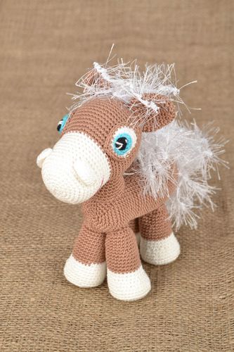 Juguete a ganchillo Pony - MADEheart.com
