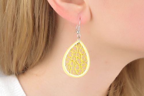 Brincos de papel acessório feminino feito à mão em técnica quilling - MADEheart.com