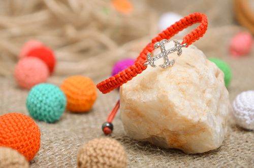 Pulsera de hilos trenzada a mano con colgante de metal con forma de cruz - MADEheart.com